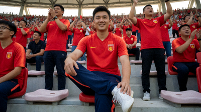 体育赛事现场画面，球迷欢呼的热闹气氛