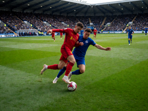 足球比赛绿茵场全景，球员激烈对抗的瞬间