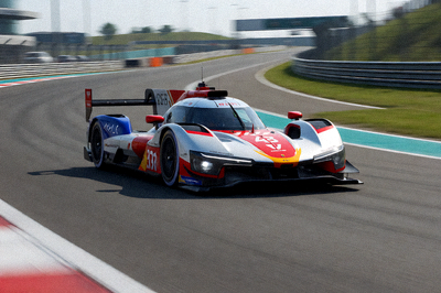体育竞速类游戏画面，赛车在赛道上飞驰的场景