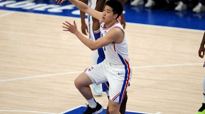 NBA职业篮球联赛比赛现场，球员在球场上进行激烈对抗